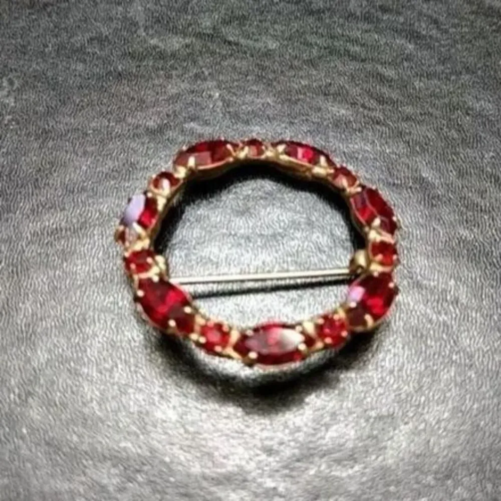 Vintage gold tone round pin w red rhinestones